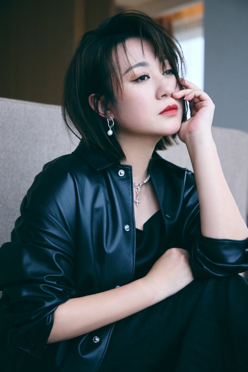 马丽短发皮衣女神,温柔而舒展,自信且光芒.