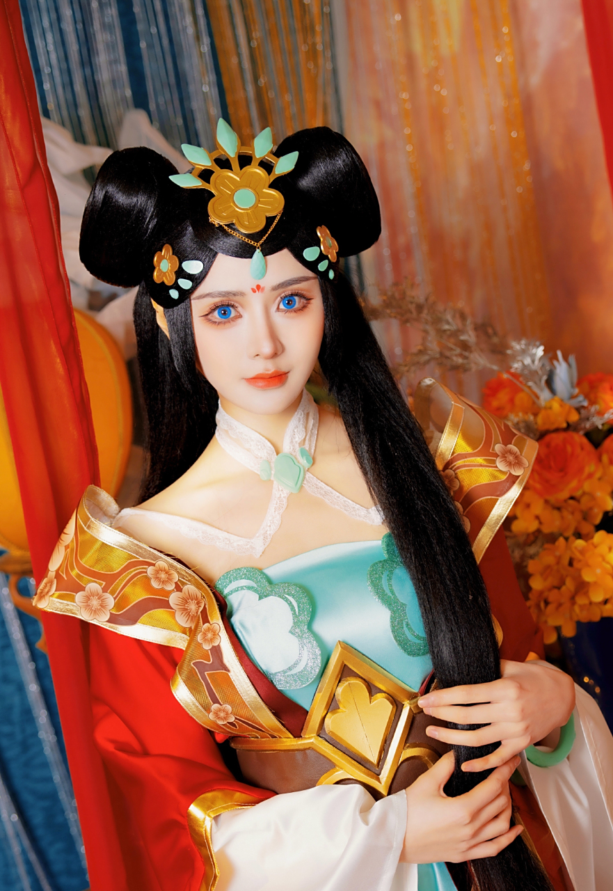 莫寒cos琴女,身着华丽古装,佩戴璀璨金色发饰,犹如公主般的尊贵气息