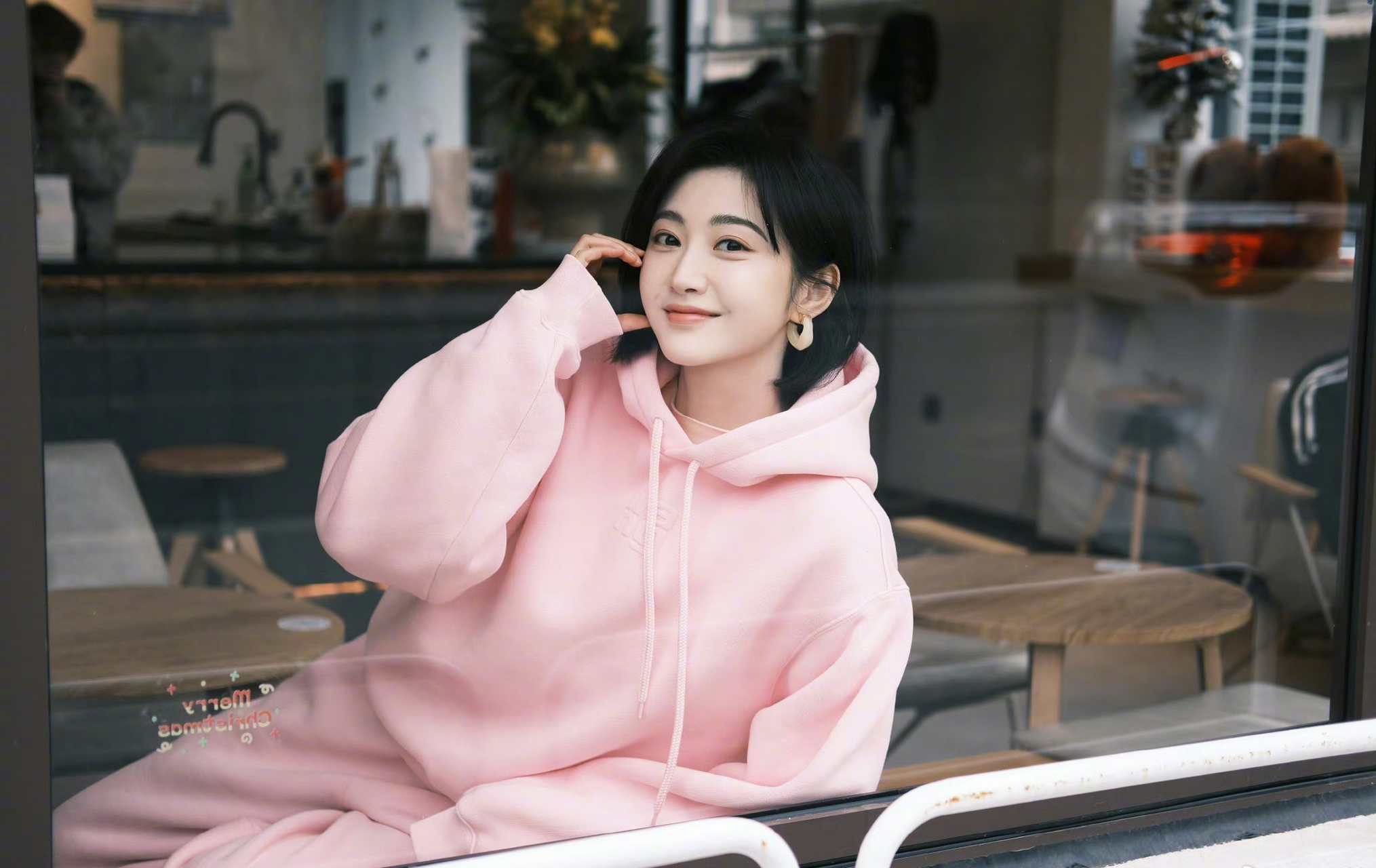 景甜粉色卫衣外套加运动裤的搭配甜酷感十足,甜美温柔,可爱又俏皮!