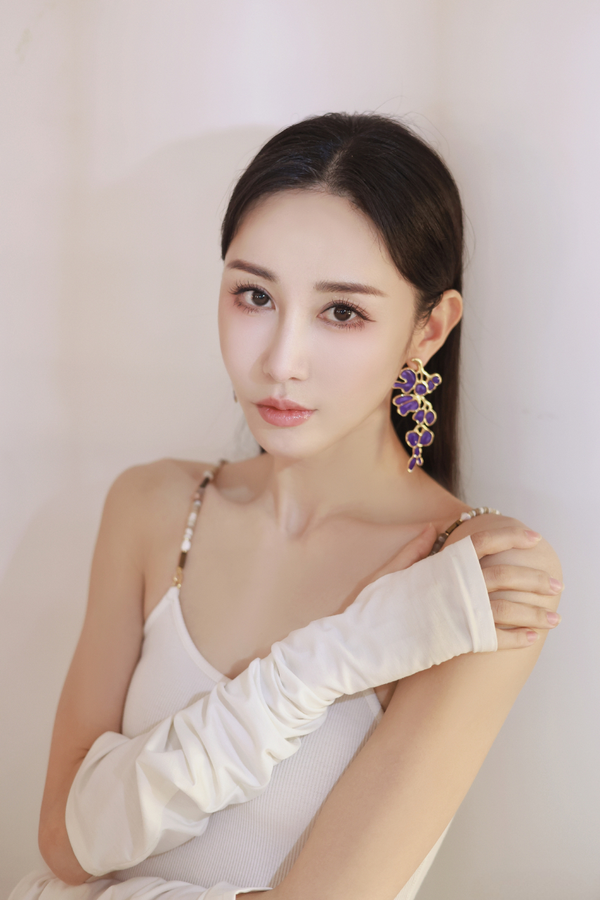 朱洁静温婉明媚,清丽优雅!