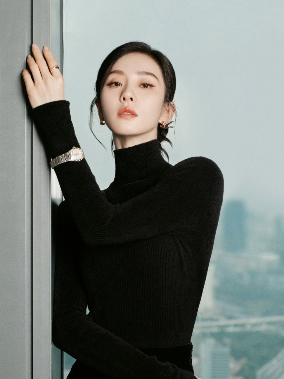 刘诗诗# 优美天鹅颈 黑色高领毛衣,这组合绝了.