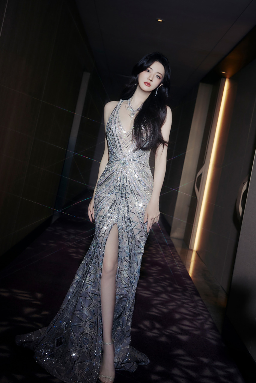 徐璐身着一袭深v亮钻礼服,犹如璀璨星辰般闪耀夺目.