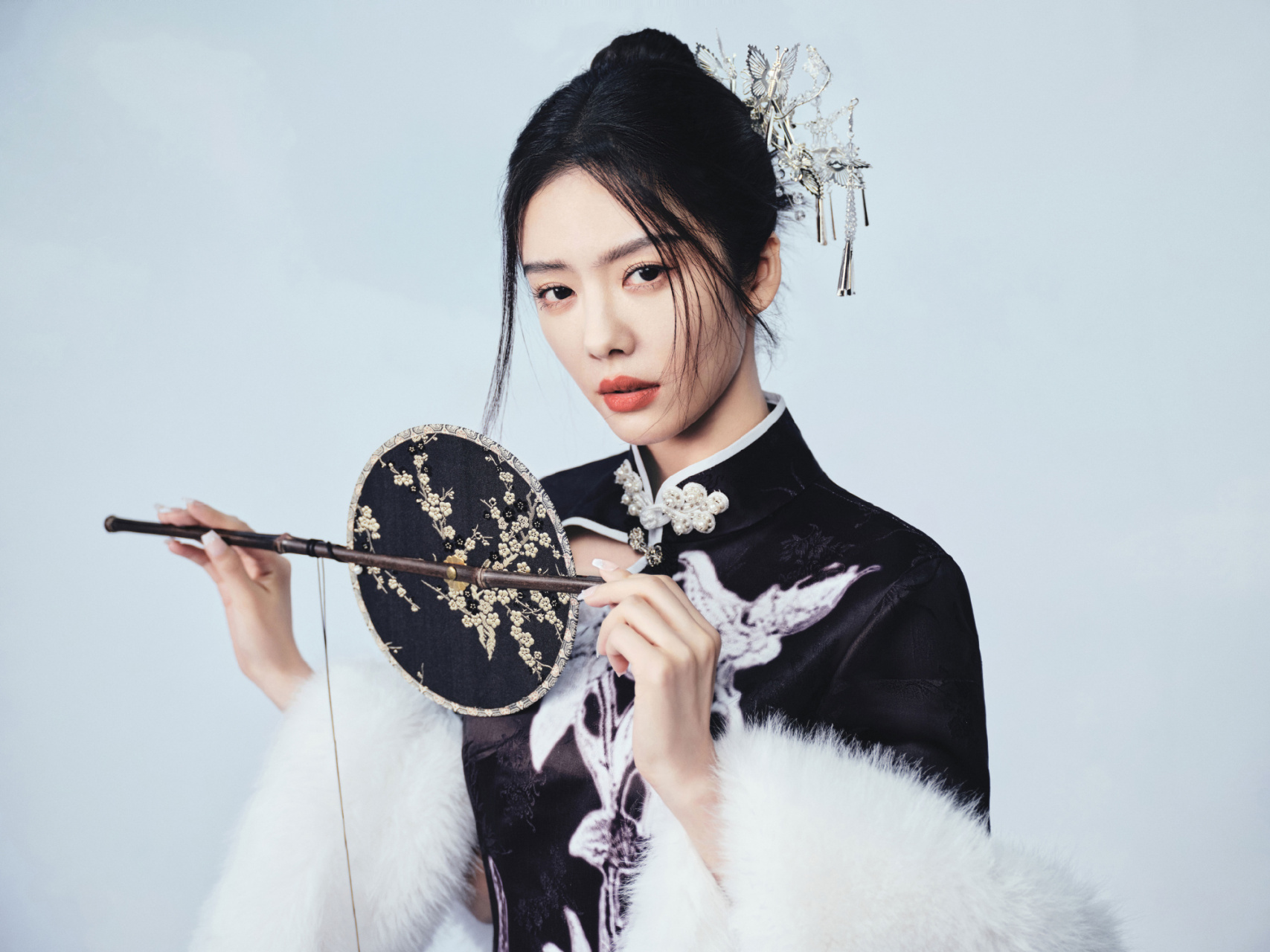 蔡文静古典美人,一抹红唇,一袭旗袍,手持团扇,宛如画中人.