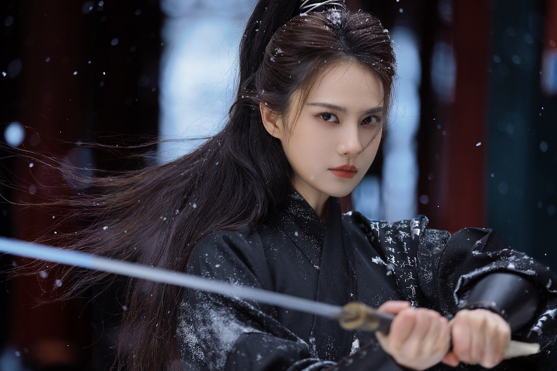 姜珮瑶身穿黑古装,手持长剑,英姿飒爽!