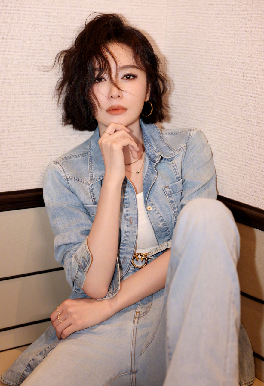 秦岚短发羊毛卷造型,复古摩登女郎魅力尽显.#早春穿搭公式