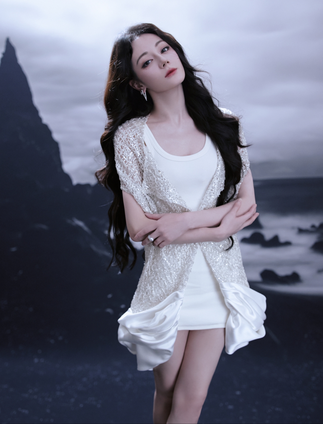 迪丽热巴一袭白裙展现美好身材,温柔明媚,气质优雅迷人