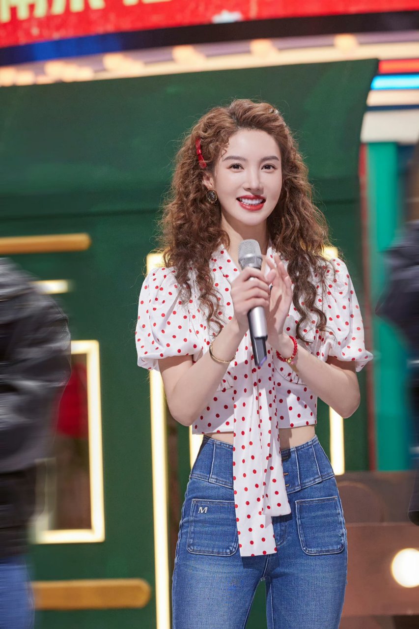 金晨复古羊毛卷好美!