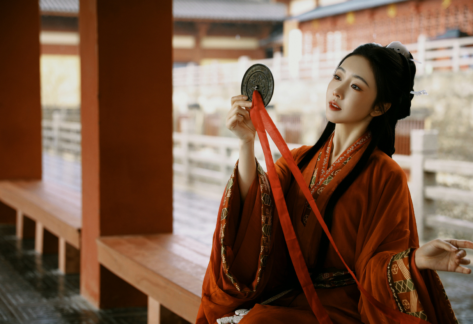 宣璐身着红衣战国袍,恍如从古画中走出,美得令人惊叹.