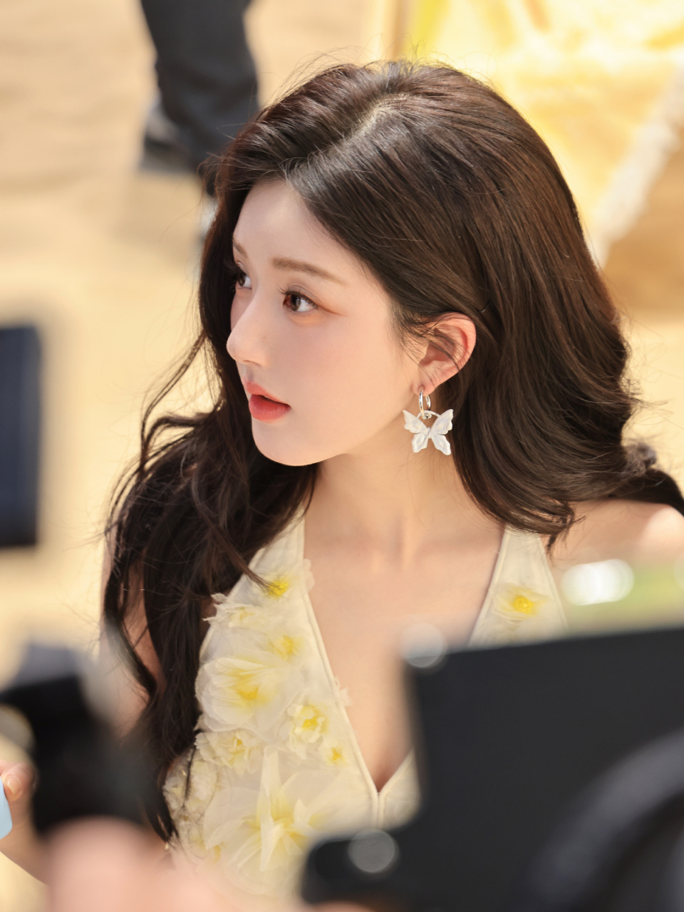 赵露思新妆造好漂亮呀,黄色雏菊吊带裙搭配长卷发,性感优雅,明媚动人