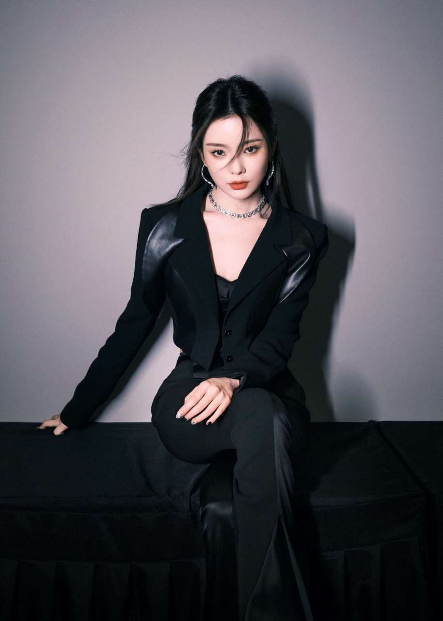 陈卓璇# 短款西装尽显干练酷飒,甜美学姐.