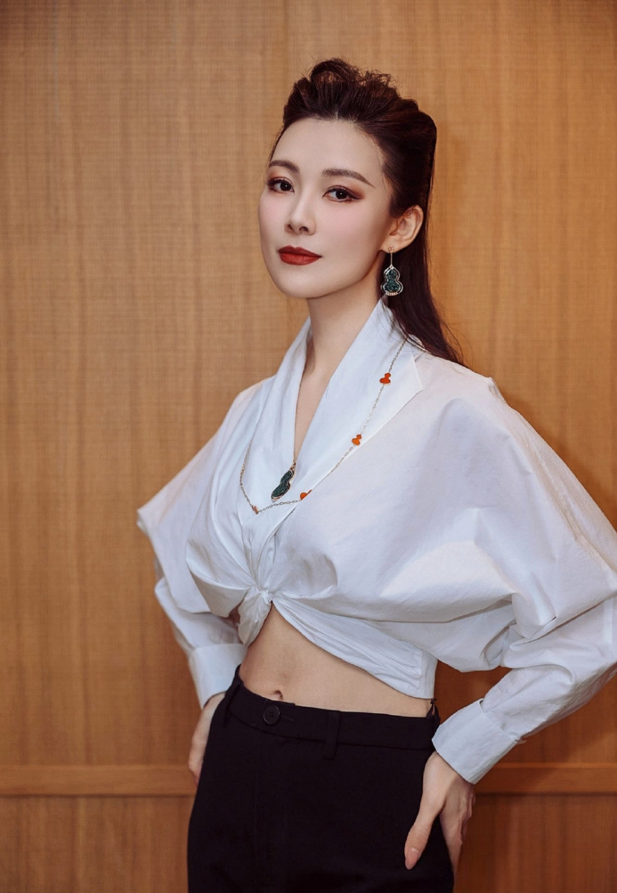 歌唱家常思思又美又飒,女王范儿十足!