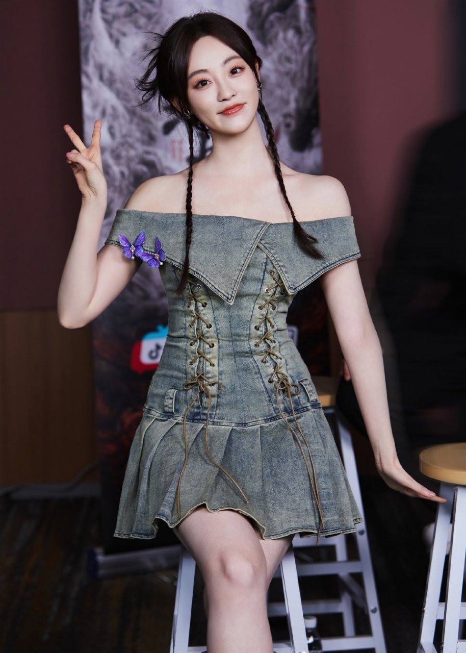 祝绪丹牛仔双麻花辫女孩,俏皮可爱,甜美浪漫!