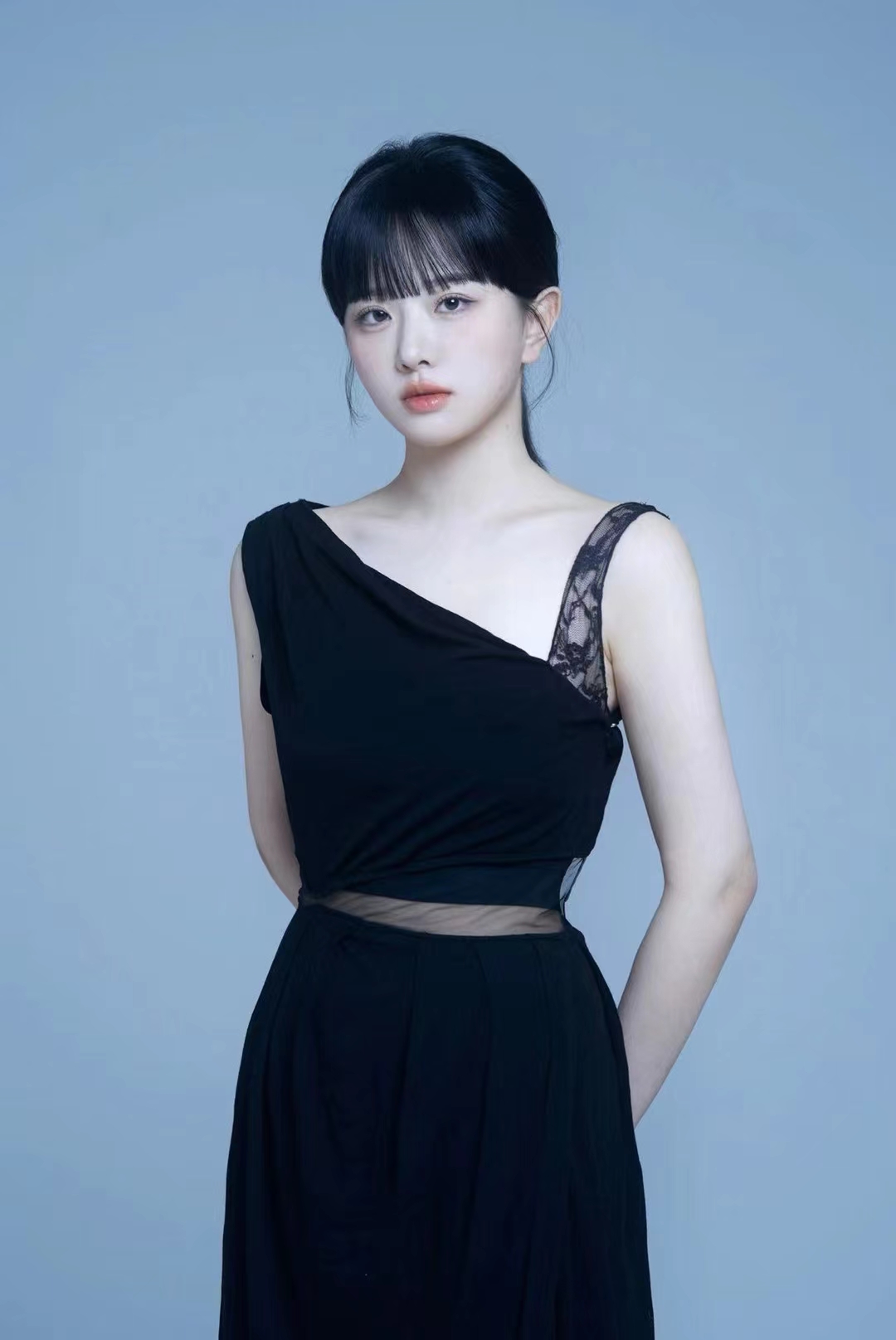 吴芊盈黑色长发如丝般光滑,垂至颈部,散发出迷人的女性韵味