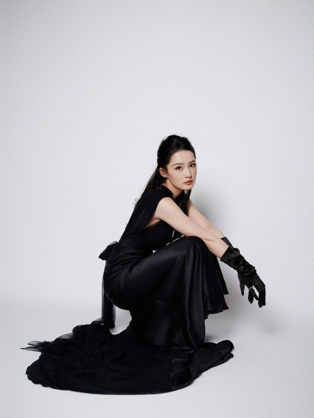 李沁妥妥气质大美女,黑色礼裙搭配长手套,优雅高贵,尽显迷人风范