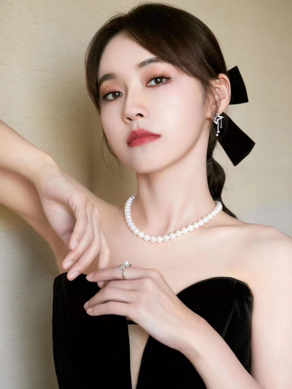 张佳宁# 黑白优雅温婉,光影灵动点缀.