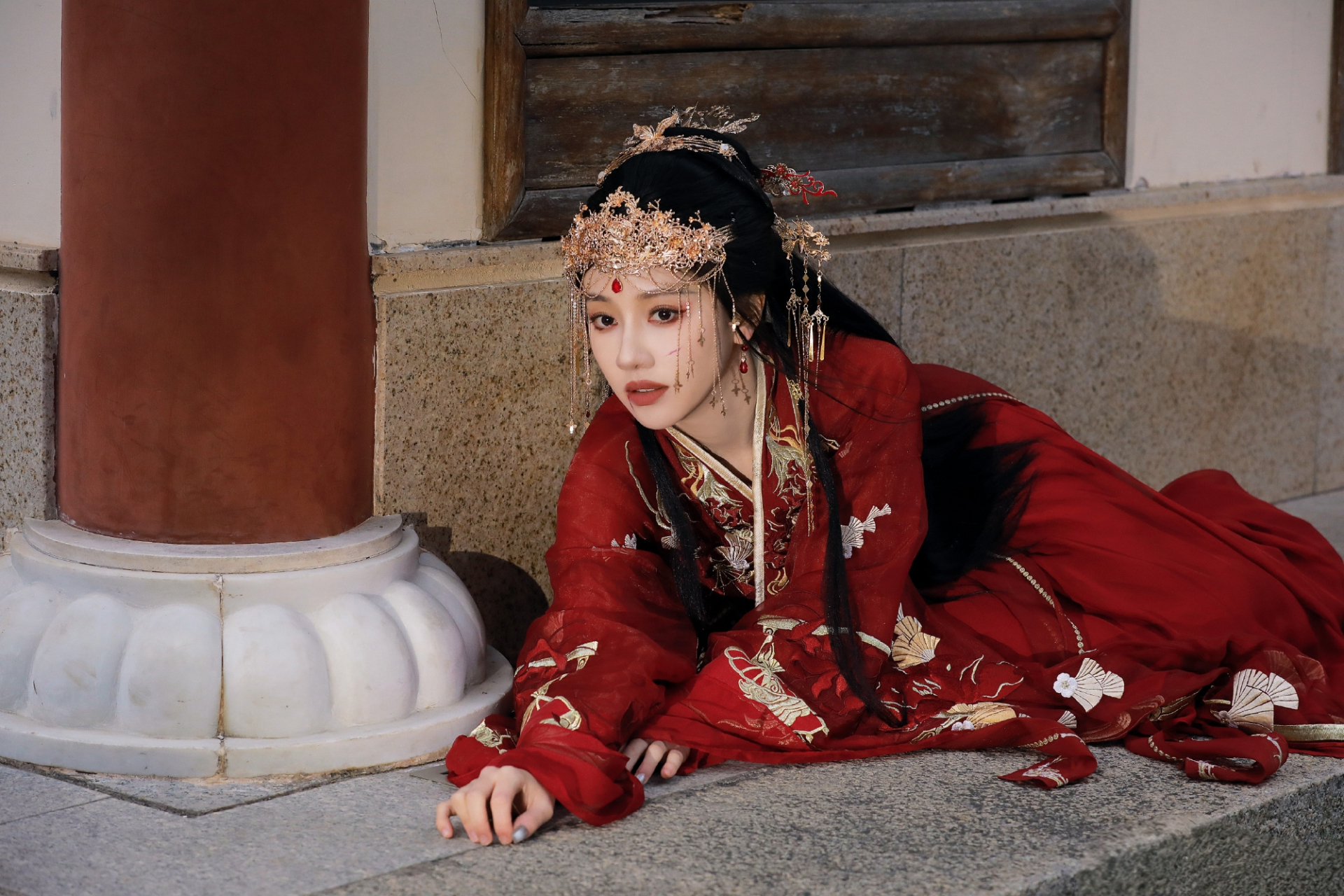 王鹤润红衣古装造型,英姿飒爽.红衣战损妆好美,破碎感直接拉满!