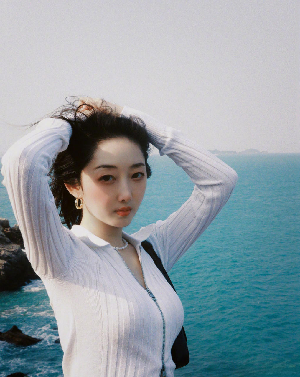 蒋梦婕海边美照,有颜又有料,明媚温柔身材好性感!