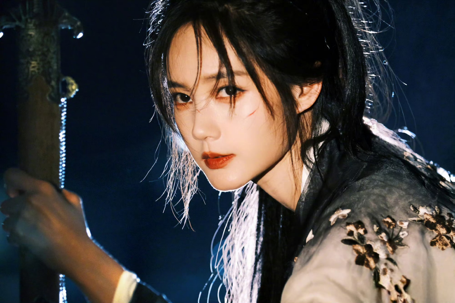 李一桐古装侠女造型,颜值惊艳气质好绝,又美又飒!