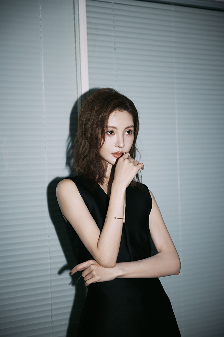 金晨# 短发真的很酷,眼神杀很a,女人帅起来没男的什么事啦!