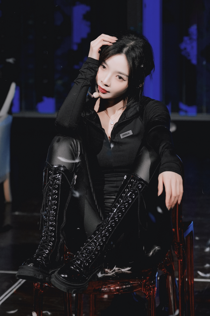 许杨玉琢# 舞台照,火辣性感紧身皮裤,谁看了不迷糊?#跨年创作挑战赛