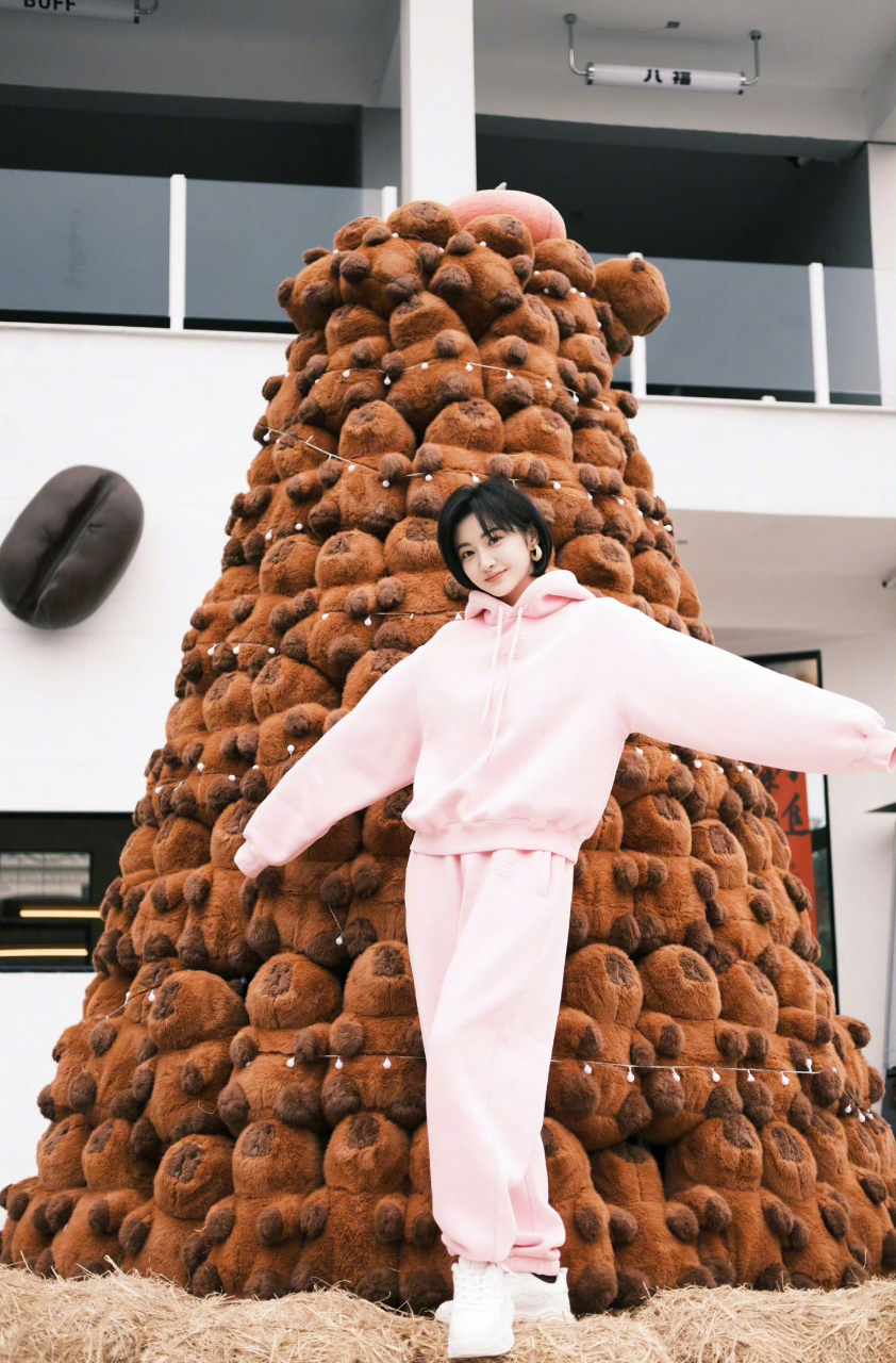 景甜粉色卫衣外套加运动裤的搭配甜酷感十足,甜美温柔,可爱又俏皮!