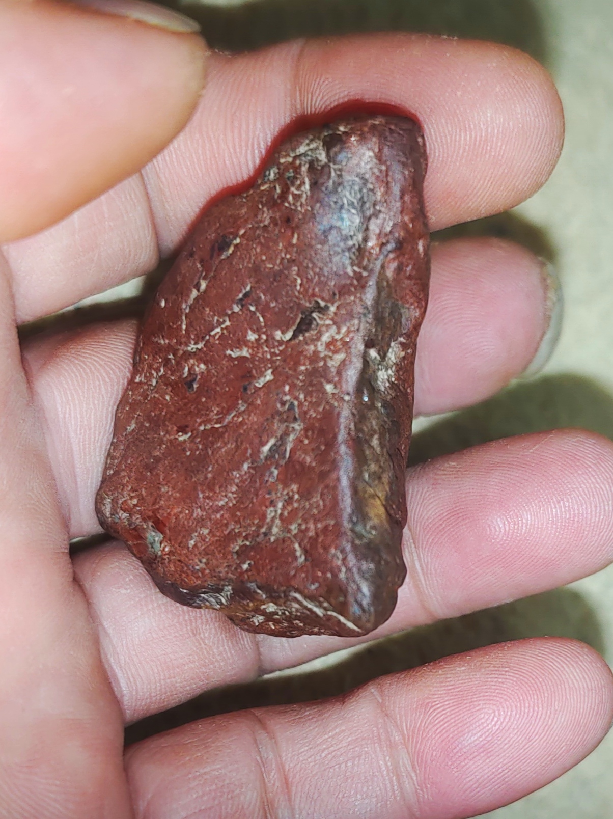 褚红色石头,带金星的.这是什么石头?手盘,洗,掉色.