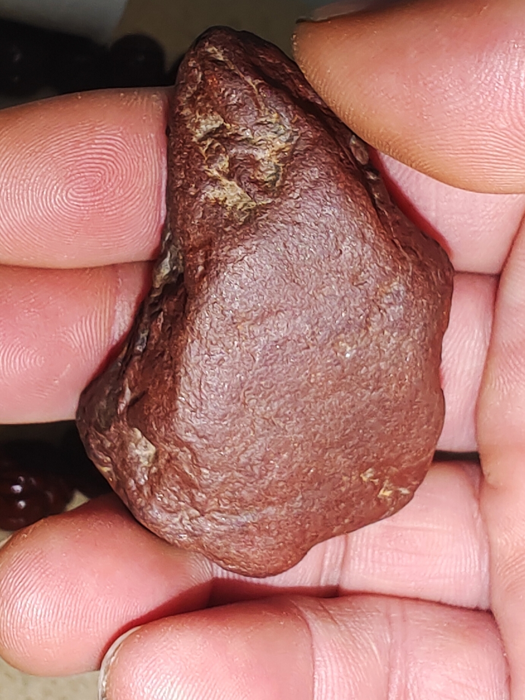 褚红色石头,带金星的.这是什么石头?手盘,洗,掉色.