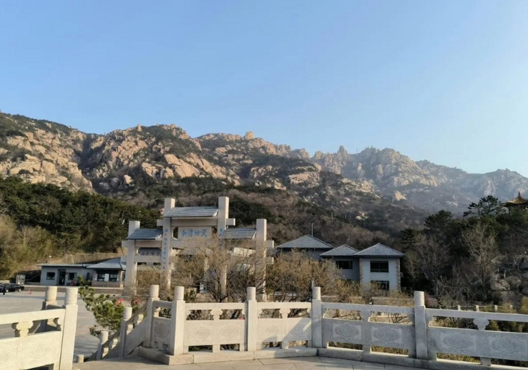 (藏头诗) 万山之祖,峰势伟巨 ——登览崂山巨峰风景区感怀