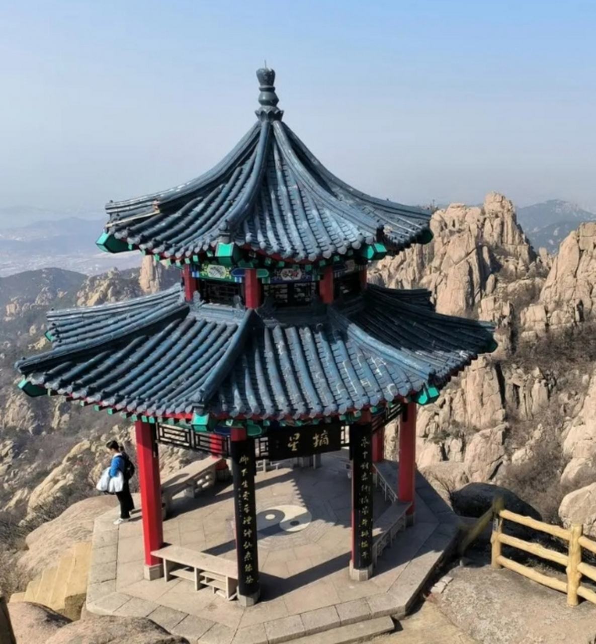 (藏头诗) 万山之祖,峰势伟巨 ——登览崂山巨峰风景区感怀