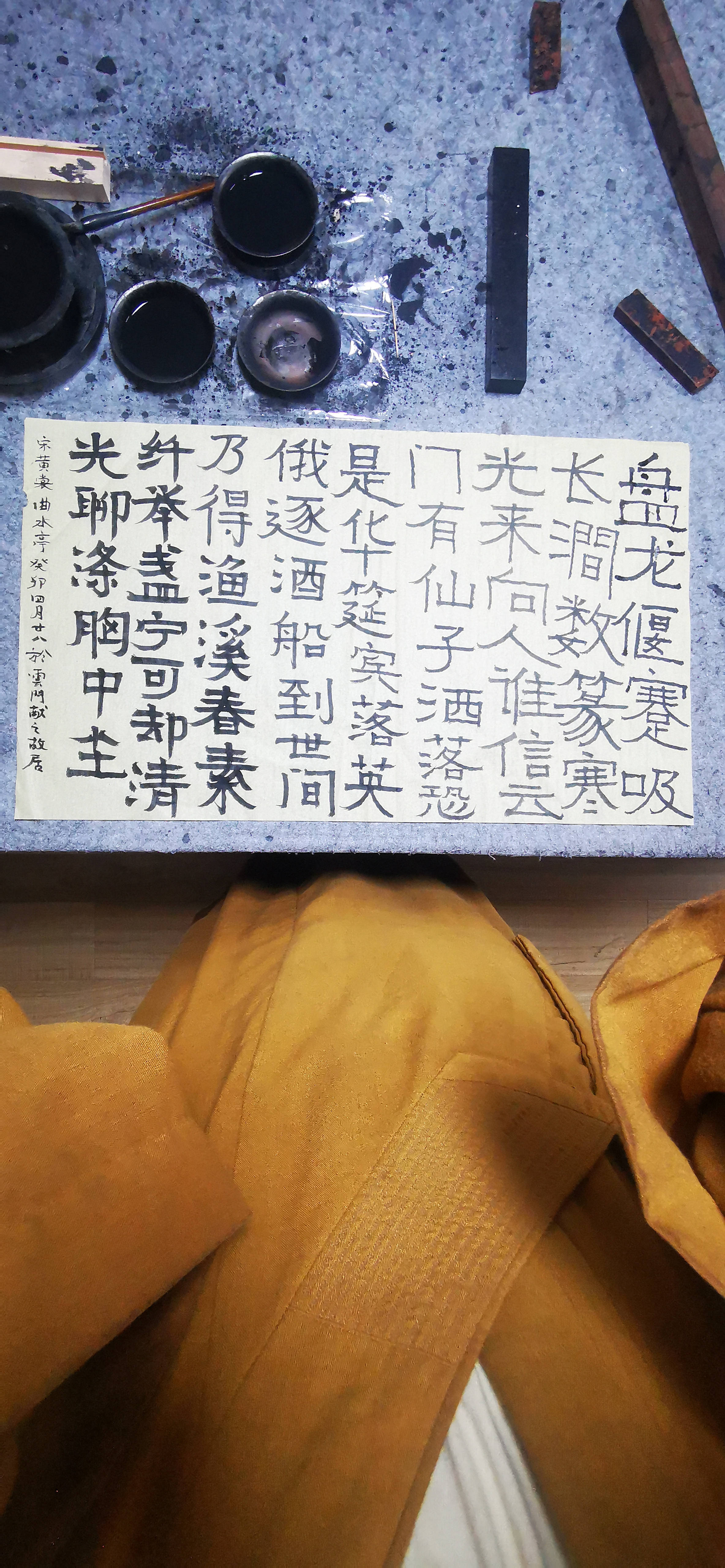 曲水亭 宋代 / 黄裳 盘龙偃蹇吸长涧,数篆寒光来向人.