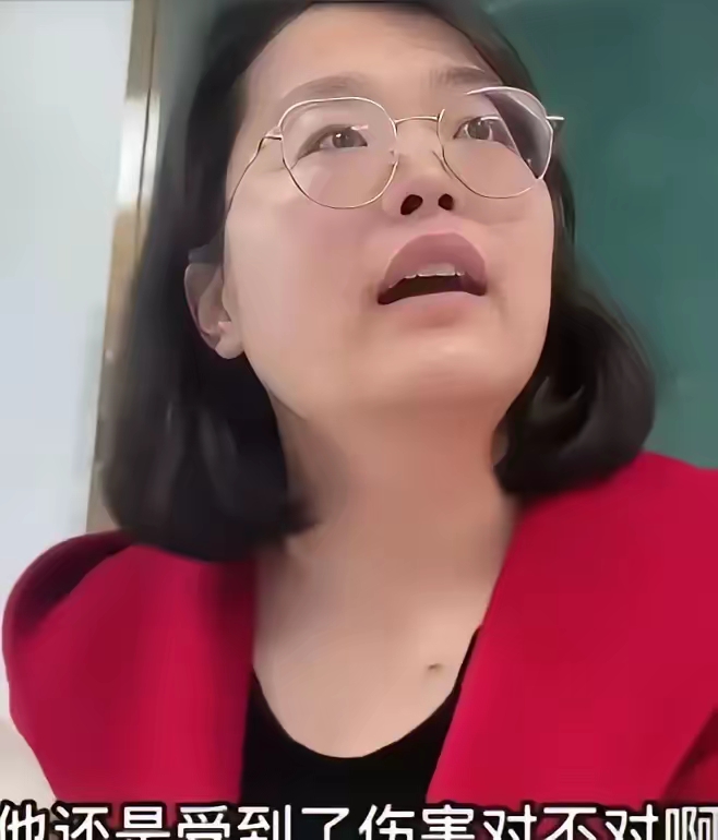 山东济南,一个小女孩被同学嘲笑穿衣服太俗气,于是她就跟老师诉苦!