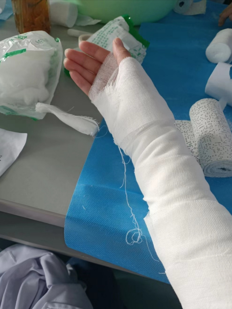 上个月喝多把胳膊摔了,去打石膏,偶然在走廊看到这个就拍下来了,回去