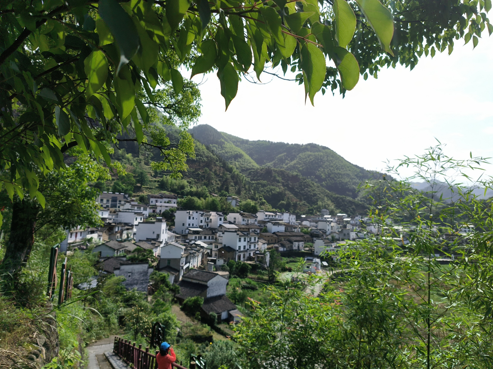 如果自驾从黄山汤口方向到徽州区,建议可以走s103省道,沿途有个隐约于