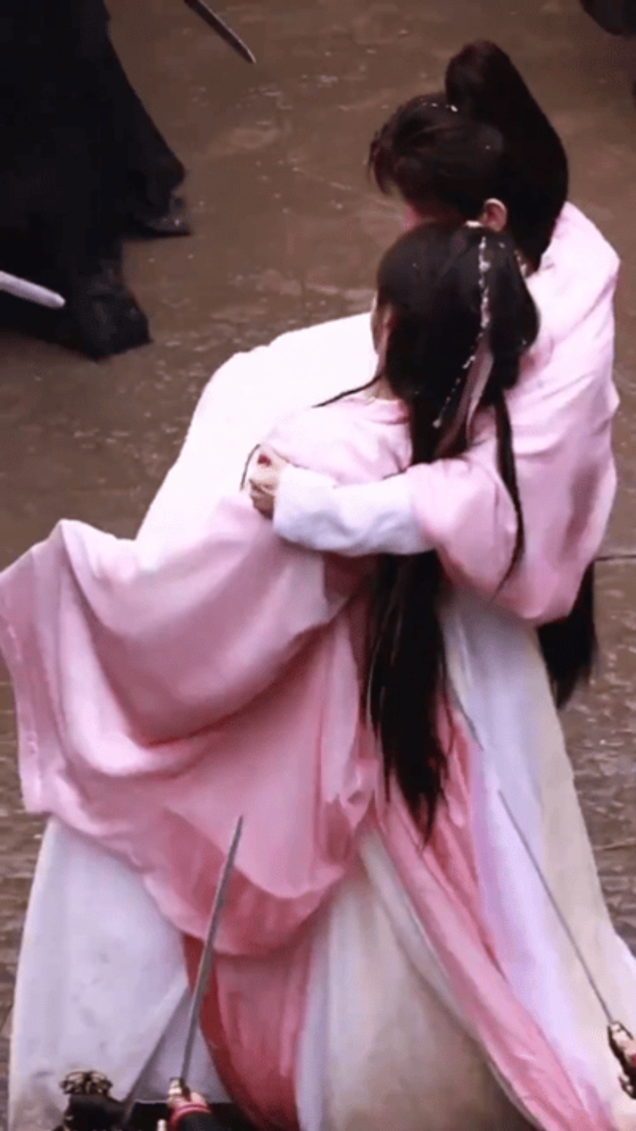 成毅公主抱李一桐名场面来啦,一袭白衣造型清冷俊逸,受伤的富贵居然还