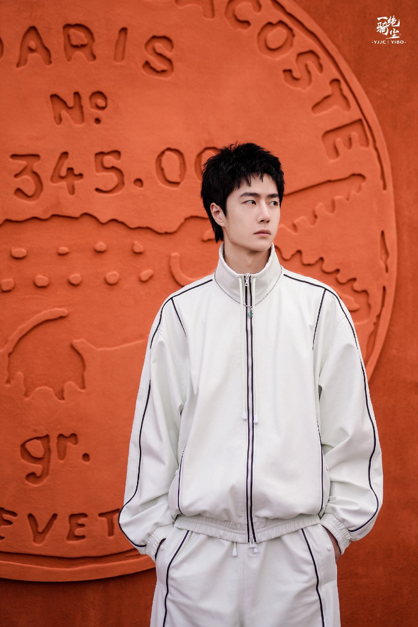 王一博巴黎时装周,白色运动服造型,男大校草既视感, 潮酷boy,与生俱来