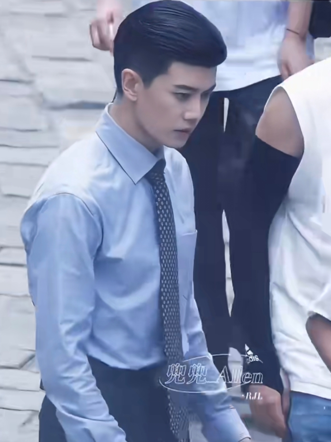 任嘉伦新剧造型,大背头帅出新高度,长相周正的国超,真的很适合演体制