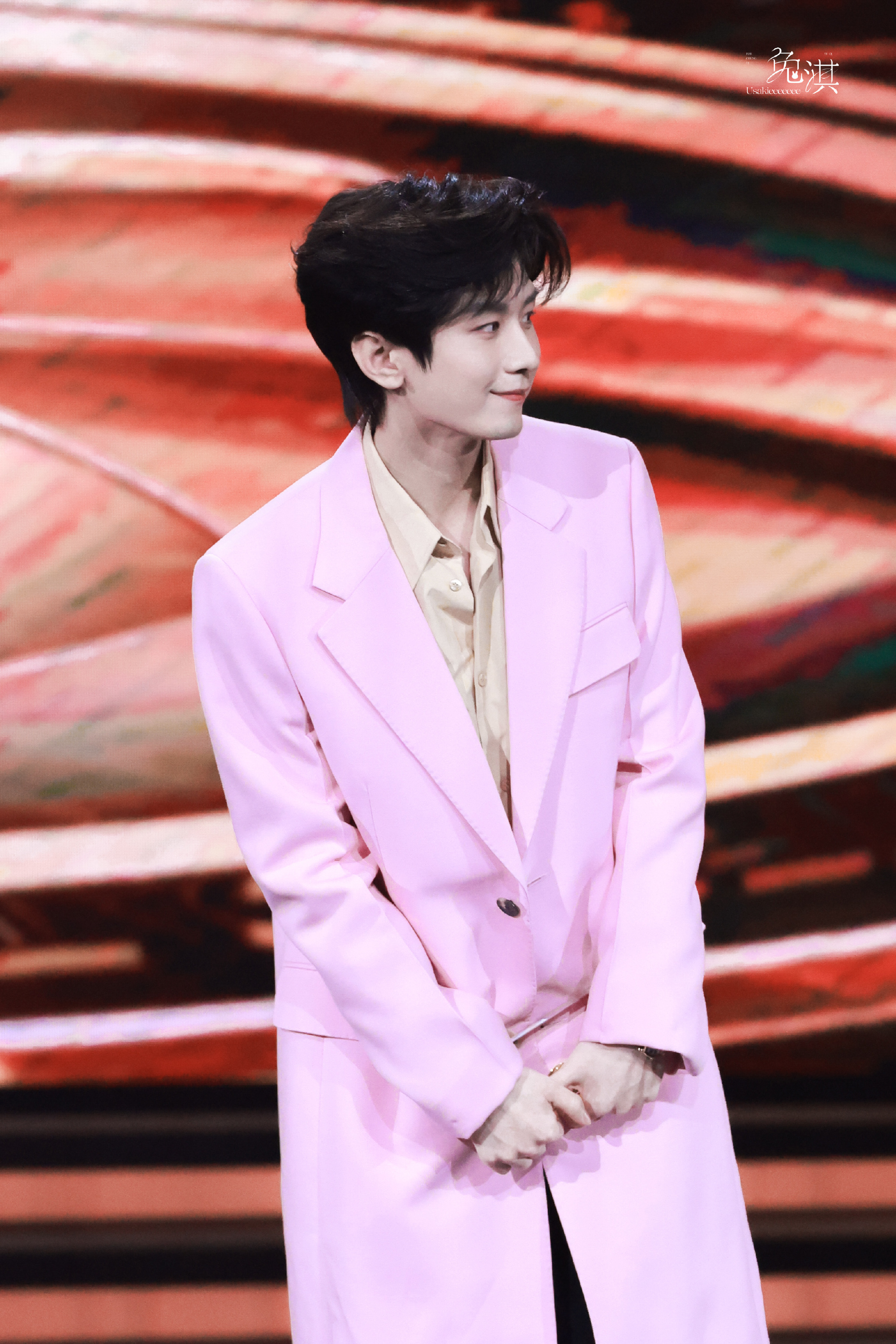 成毅微博视界大会内场换了第二套造型,粉色浪凡西装,清新隽雅,很帅气