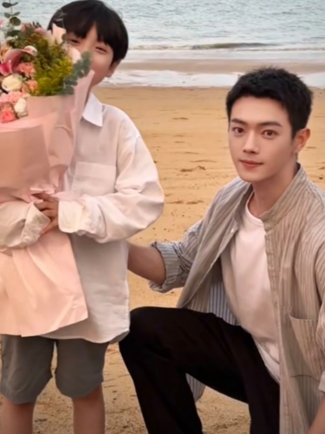 许凯的头发剪短了,更帅了,更加突出优越的五官了,好漂亮的侧颜,好漂亮