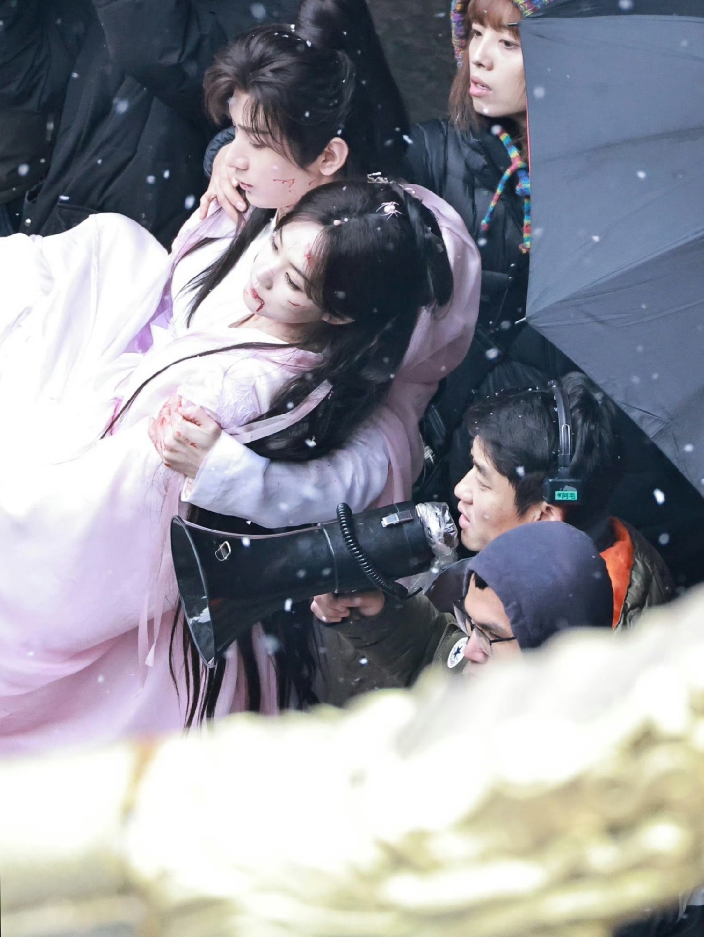 成毅公主抱李一桐名场面来啦,一袭白衣造型清冷俊逸,受伤的富贵居然还