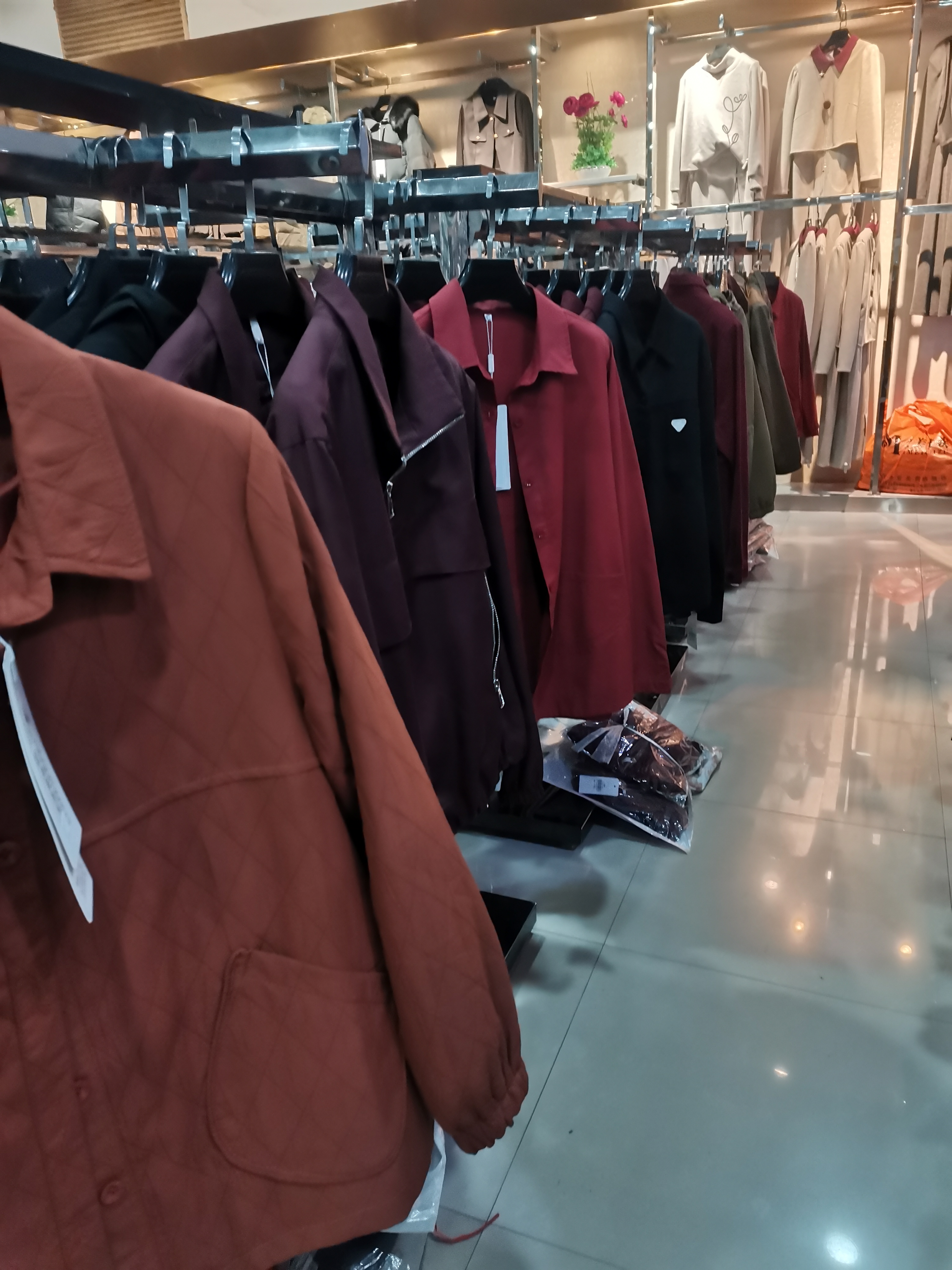 今天是情人节,情人节是一个充满浪漫和情感氛围的节