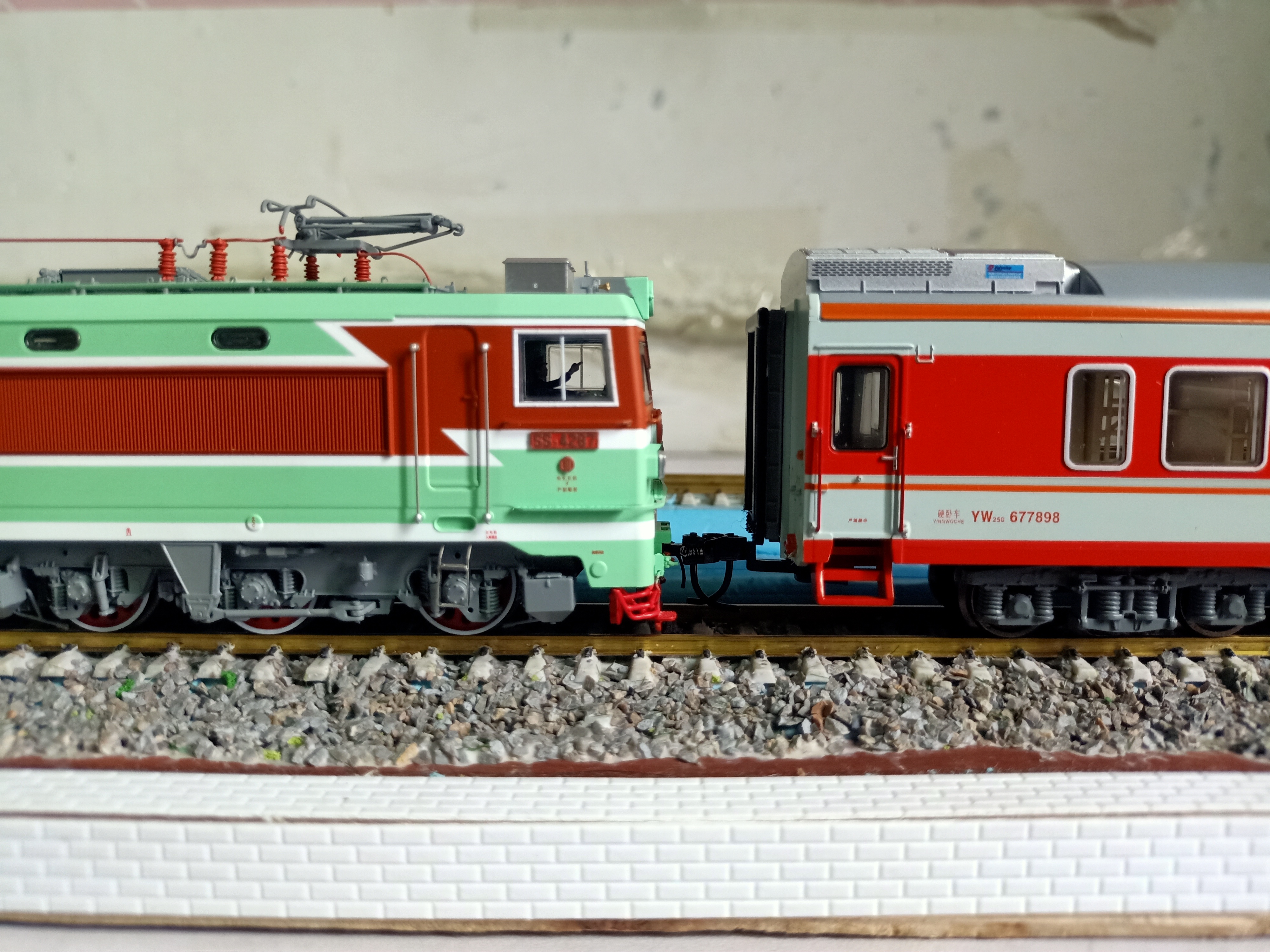 曾经的经典,永远回不去了,韶山3型电力机车,牵引红皮25g也很美.