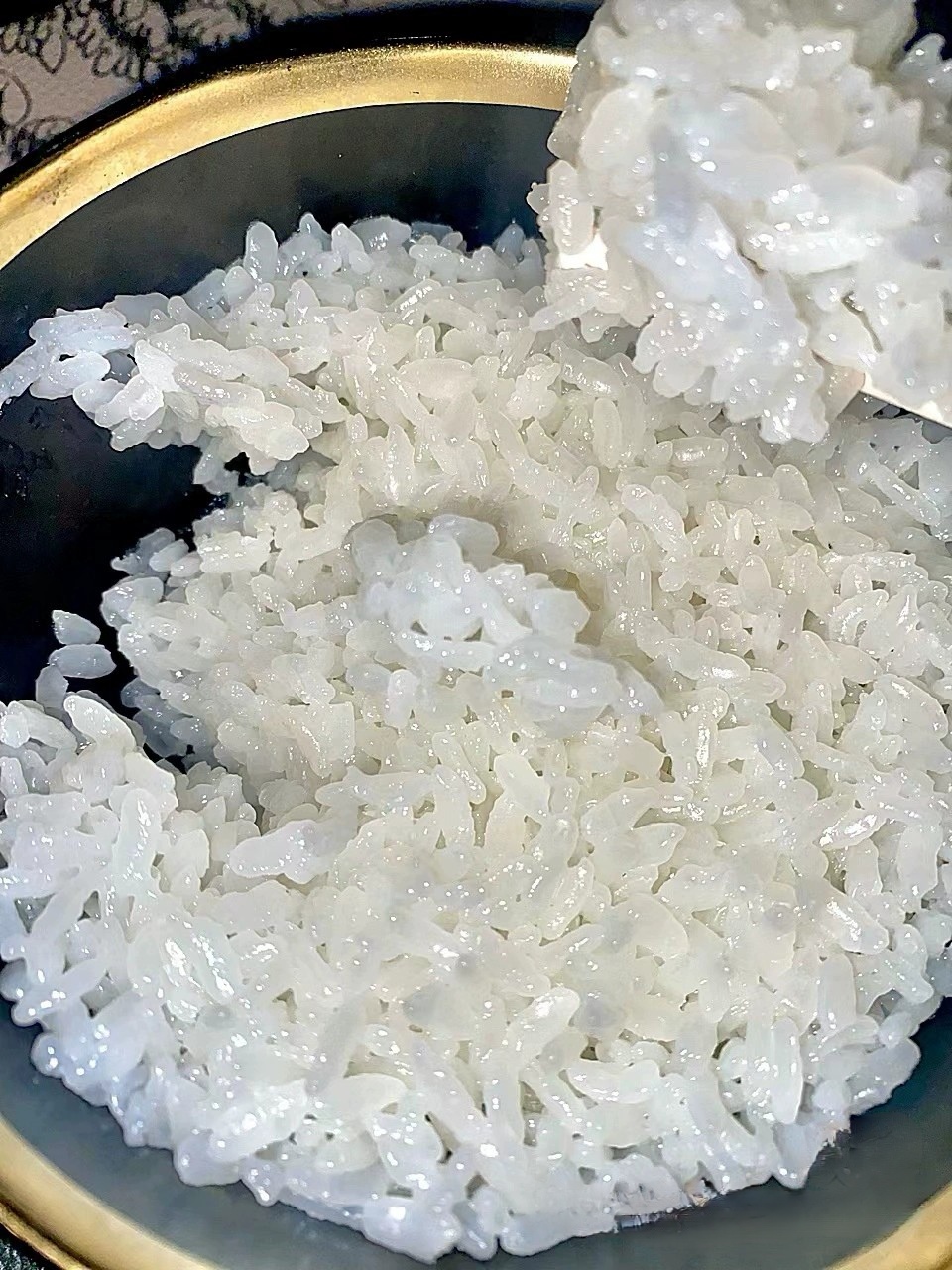 那雪白的米粒,像是秋夜的繁星,闪烁着诱人的光泽.