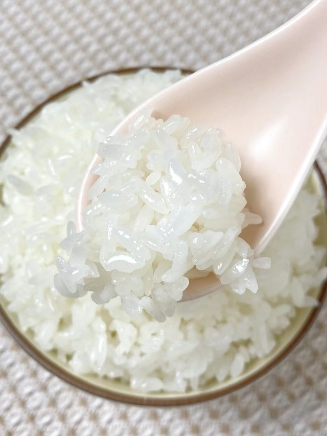 筷子光滑细腻,紧紧地直立在碗中,犹如守护着米饭的士兵.