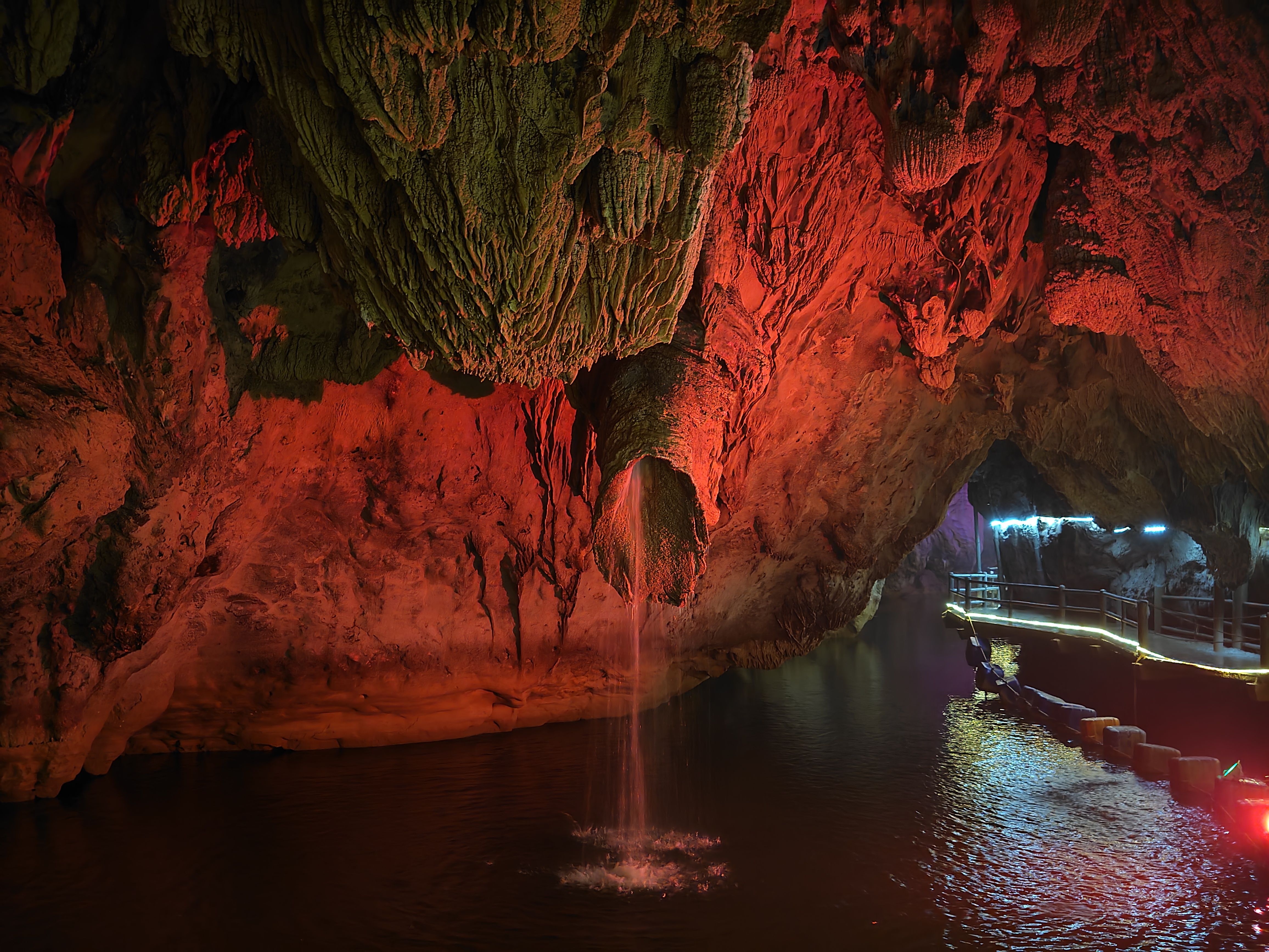 广西百色古龙山大峡谷!有瀑布!有溶洞!有暗河!