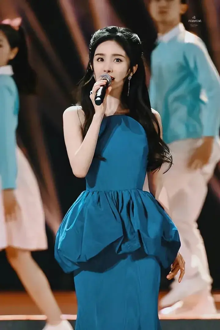 娱乐热ai计划# "杨幂,一袭蓝裙如海洋般深邃,仿佛碧波荡漾在轻风中.