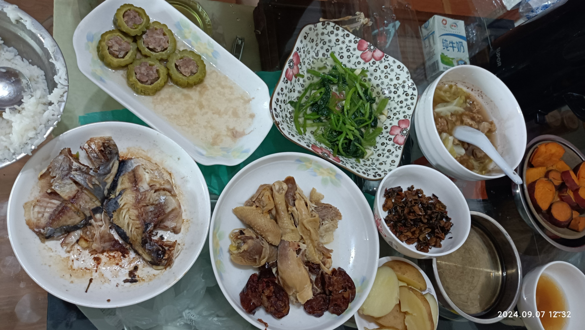 这就是生活中的小美满# 纯牛奶配上丰富多样的家常菜,今天晚餐看评创