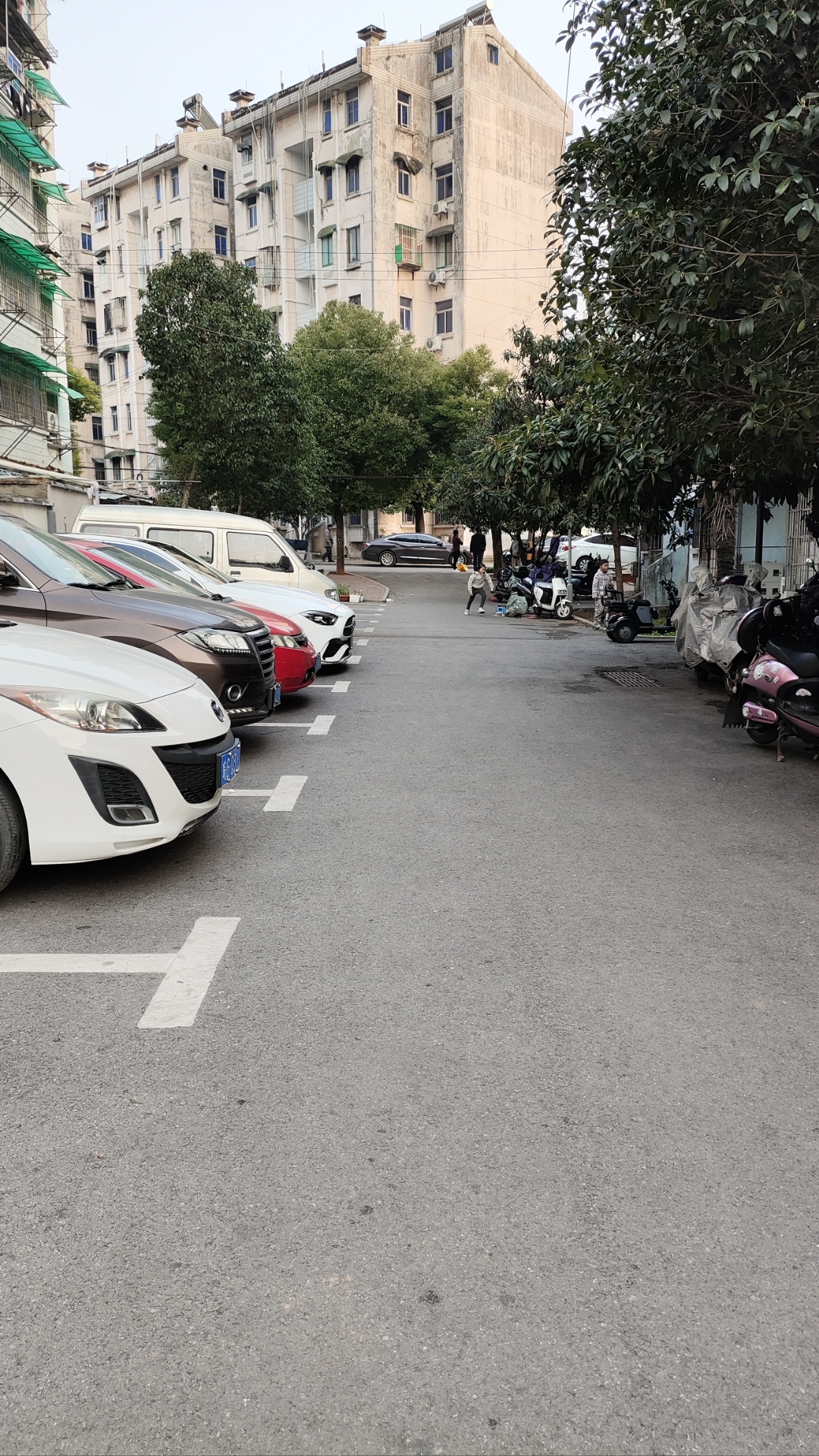 "下班后, 我悠闲地走在空旷的街道上, 两旁整齐地停着车辆, 偶尔有几