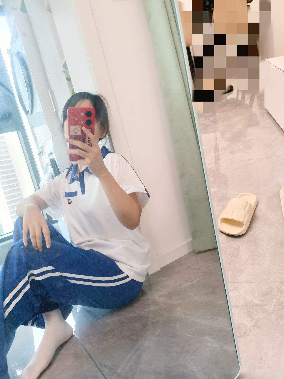 白袜配运动鞋,在阳光下仿佛闪耀着清新的光芒