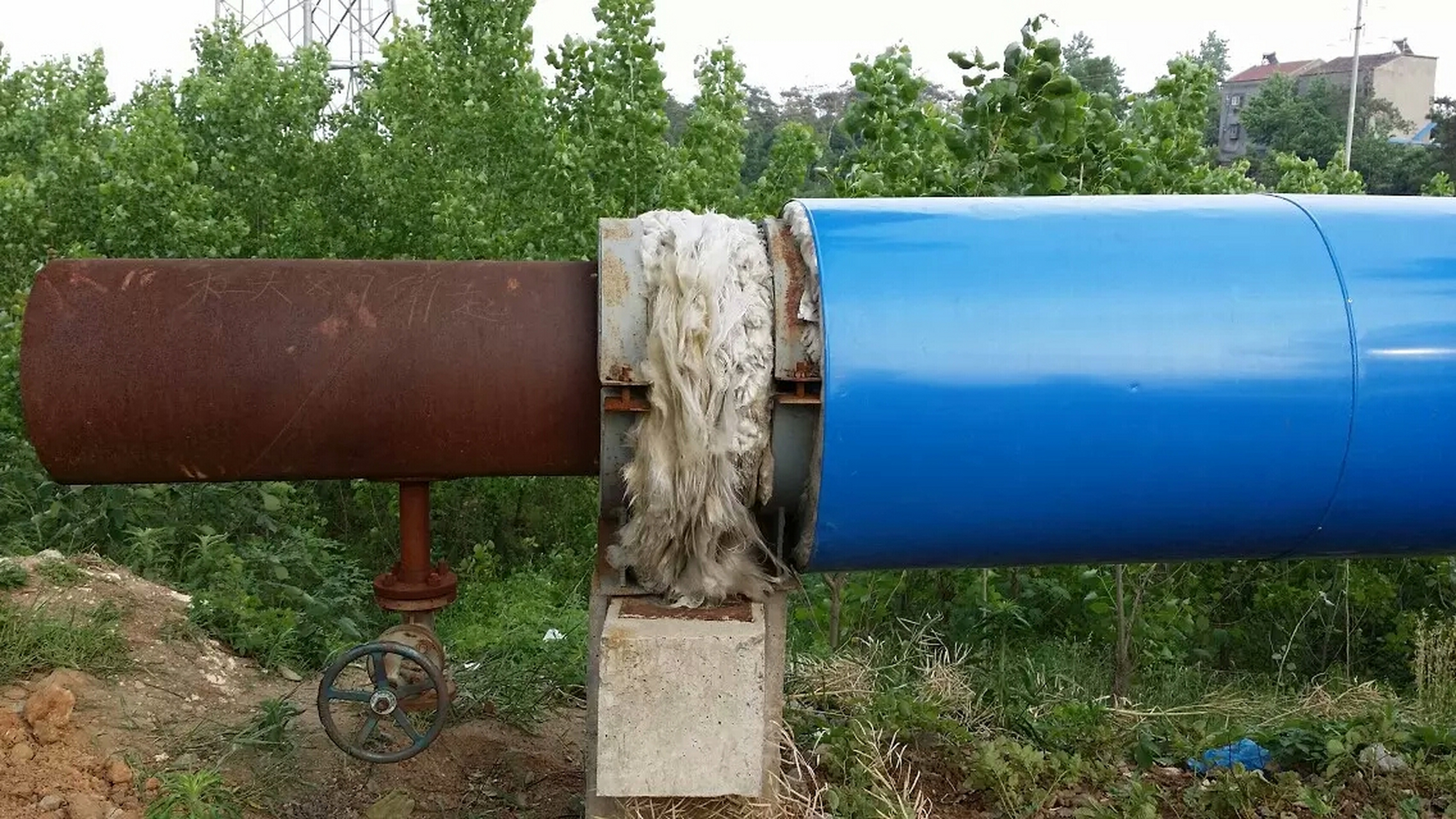 蒸汽架空管道,运输条件允许的情况,工厂预制要比现场保温,质量更加