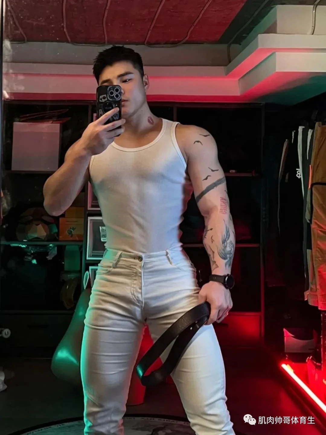花臂肌肉美男,型男小狼狗#肌肉型男# #型男帅哥# #肌肉男模